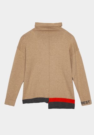Beige langærmet sweater med høj hals, asymmetrisk kant i mørkegrå og rød farveblok samt teksten "BEST" på højre manchet.