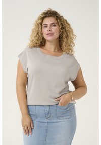 Lys grå kortærmet top i en blød, tekstureret stof, sammen med en denim blyantskørt. Toppen har en rund halsudskæring og en afslappet pasform.
