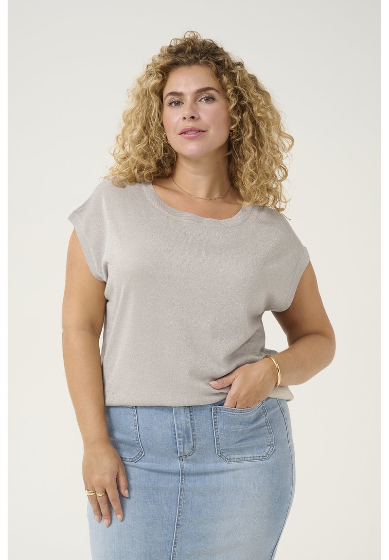Lys grå kortærmet top i en blød, tekstureret stof, sammen med en denim blyantskørt. Toppen har en rund halsudskæring og en afslappet pasform.