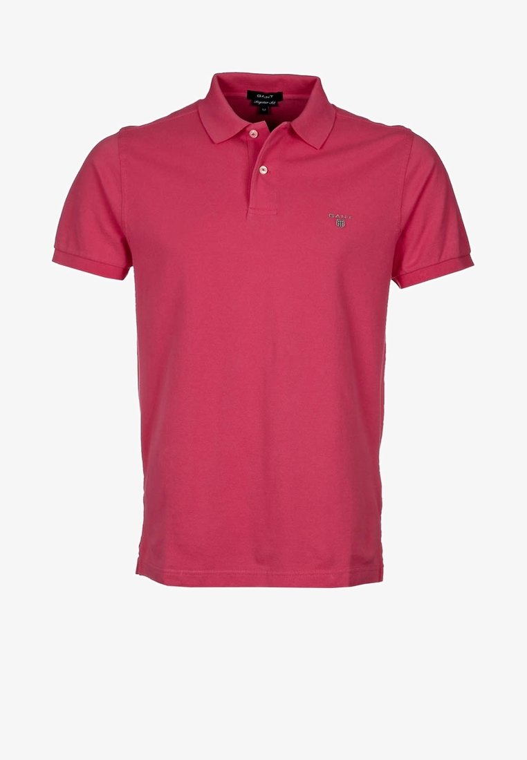 Polo pour homme à manches courtes de couleur framboise, avec col, deux boutons et petit logo de marque sur le côté gauche de la poitrine.