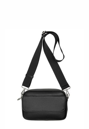 Čierna kabelka cez rameno vyrobená z textúrovanej syntetickej kože, vybavená zipsovým uzáverom, nastaviteľným remienkom a plochou prednou kapsou.