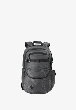 Mochila de camuflaje negra con múltiples compartimentos, cremalleras y correas acolchadas; fabricada con un tejido duradero y un acabado suave y texturizado.