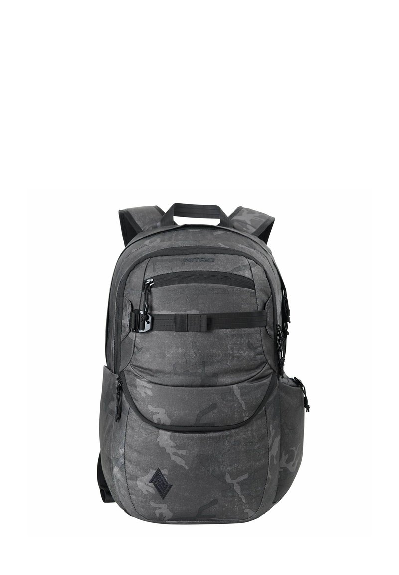 Schwarzer Camouflage-Rucksack mit mehreren Fächern, Reißverschlüssen und gepolsterten Trägern; aus strapazierfähigem Stoff mit einer glatten, strukturierten Oberfläche gefertigt.