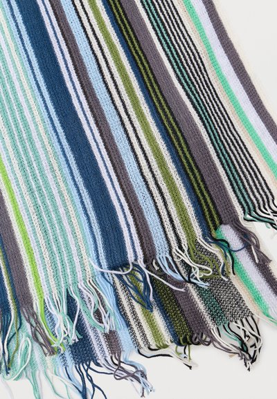 Απαλά υφαντά κασκόλ με κάθετες ρίγες σε αποχρώσεις μπλε, πράσινου, γκρι, μαύρου και λευκού, με φουντωτές άκρες σε λευκό φόντο.