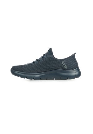 Scarpe da ginnastica blu scuro con una tomaia in mesh traspirante, design slip-on, colletto imbottito e suola in gomma flessibile per comfort e sostegno.