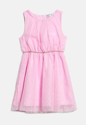 Ärmelloses rosa Mädchenkleid mit strukturierten Polka-Dots, geraffter Taille und dünnem Metallic-Gürtel, flach auf weißem Hintergrund liegend.