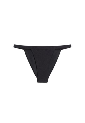Czarne bezszwowe stringi z cienkim paskiem, wykonane z gładkiego, elastycznego materiału dla przylegającego dopasowania.