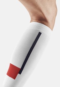 CEP THE RUN LIMITED 2024.1 COMPRESSION SOCKS KNEE-HIGH WOMEN - MADE IN GERMANY - Kniestrümpfe - white