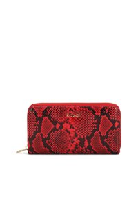Portefeuille en peau de serpent rouge avec une surface texturée, doté d'une fermeture éclair et d'un logo couleur or. Forme rectangulaire élégante avec une fermeture éclair.