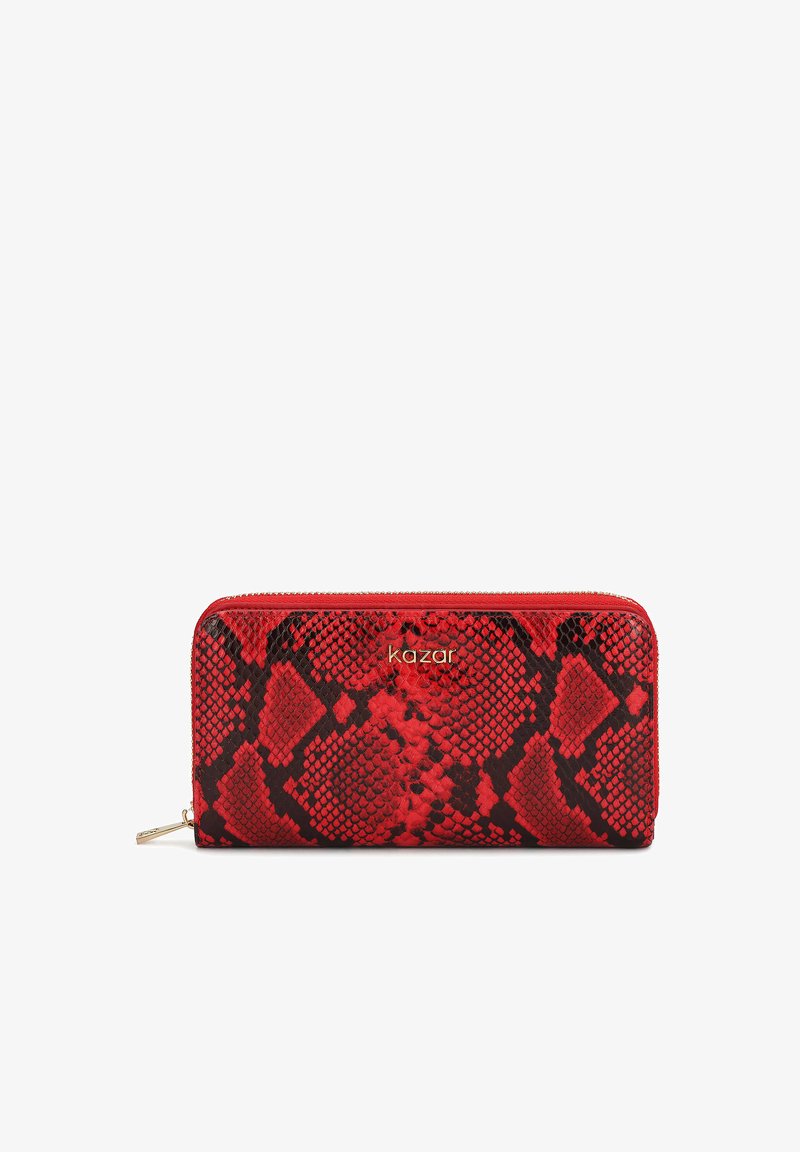 Portefeuille en peau de serpent rouge avec une surface texturée, doté d'une fermeture éclair et d'un logo couleur or. Forme rectangulaire élégante avec une fermeture éclair.