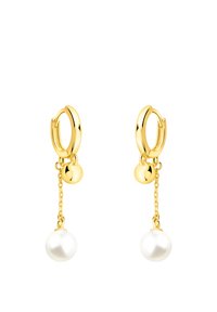 Goldene Creolen mit einer hängenden Kette und einem weißen Perlen-Tropfen. Glatte Textur und glänzende Oberfläche, mit einem runden Kugelakzent über der Perle.