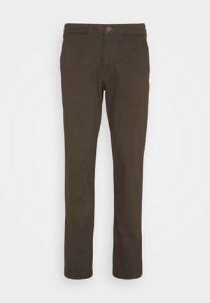 Chinos de algodón marrones con un diseño de pierna recta, cierre frontal con botones y bolsillos. Textura suave, con costuras mínimas visibles.