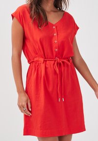 Rotes Kurzarmkleid mit V-Ausschnitt, Knopfleiste, verstellbarem Bindegürtel und lockerer Silhouette, aus leichtem Stoff gefertigt.