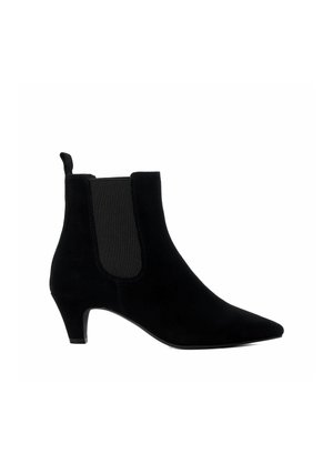 Botte de cheville en suede noir avec un bout pointu, des panneaux latéraux élastiques et un petit talon stiletto. Équipée d'une languette pour un enfilage facile.