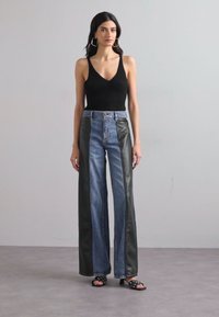 Alice + Olivia TRISH ULTRA - Platėjantys džinsai - brooklyn blue
