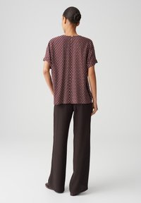 OPUS LOOSE FIT PRINT - Camicetta - cassis