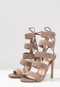 Public Desire Sandali con tacco - taupe