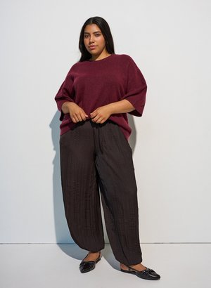 Zizzi, LOCKER SITZENDE STRICKSHIRT MIT KURZEN ÄRMELN - Βασικό μπλουζάκι - rot