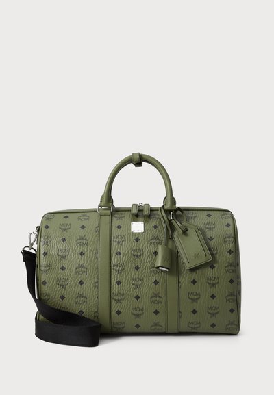 Grüner, strukturiertes Leder-Duffle-Bag mit schwarzem Logo-Muster, doppelten oberen Griffen, abnehmbarem Schultergurt und silbernen Hardware-Akzenten.