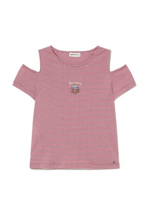 Top de hombros descubiertos con rayas rojas y blancas, con cuello redondo y un pequeño oso bordado en el pecho que lleva un sombrero azul.