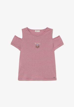 Top de hombros descubiertos con rayas rojas y blancas, con cuello redondo y un pequeño oso bordado en el pecho que lleva un sombrero azul.