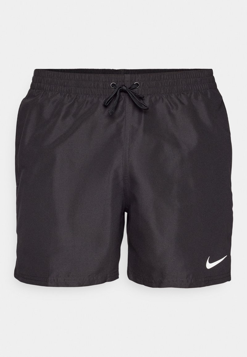 Pantaloni da nuoto neri realizzati in tessuto leggero. Vita elastica con coulisse. Presenta il logo Nike bianco sul lato inferiore destro.