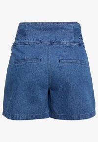 Tummansinisiä farkkushortsit, joissa on korkea vyötärö, kaksi takataskua ja helma, joka on viimeistelty yksinkertaisella ompeleella.