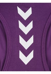 Fioletowy sportowy top bez rękawów z teksturowanej tkaniny oraz dużym białym wzorem chevron na plecach, podkreślający sportowy styl odzieży.