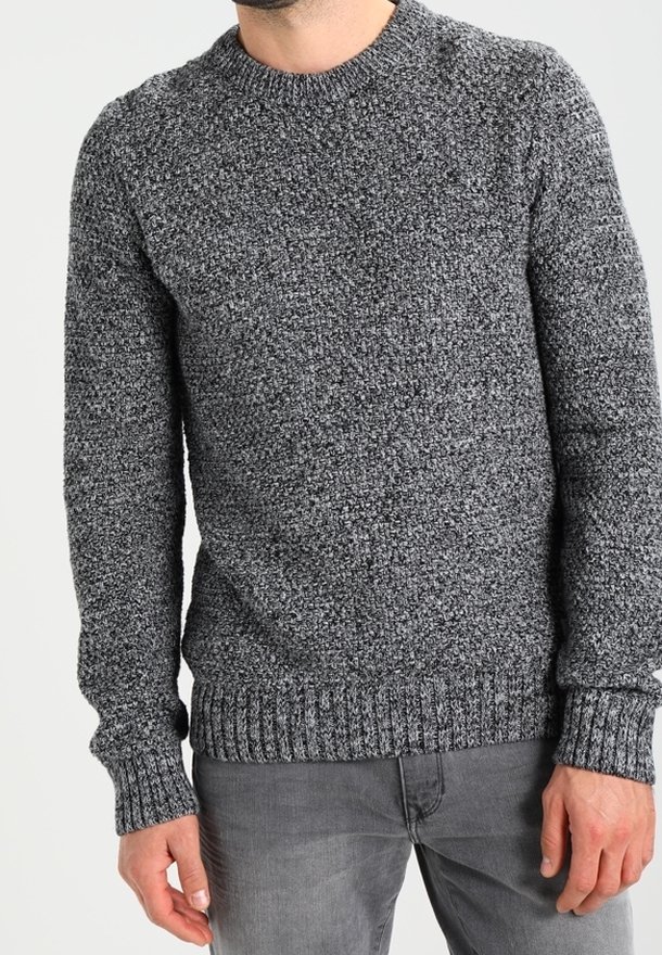 Grauer Strickpullover mit strukturiertem Muster, Rundhalsausschnitt und gerippten Bündchen und Saum. Getragen über hellgrauen Jeans.