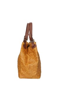 Geel gestructureerde handtas met bloemmotief, bruine leren handvaten en zilveren hardware. Beschikt over een samengebonden opening ontwerp.