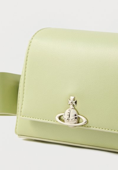 Πράσινη τσάντα χειρός από συνθετικό δέρμα με λείο υφή, διακοσμημένη με ασημένιο στέμμα και πλανήτη. Περιλαμβάνει επίπεδο λουράκι για μεταφορά.