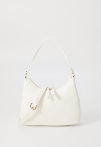 Borsa bianca con effetto a croco, dalla forma curva, con dettagli in ottone dorato e una tracolla removibile, dotata di chiusura a zip nella parte superiore.