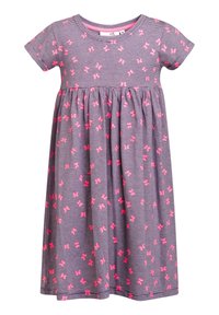 Lyhythihainen mekko harmaakuvioisena ja vaaleanpunaisena perhoskuvioinnilla, jossa on kerrostettu vyötärö ja valuva hame. Pehmeä puuvillakangas.