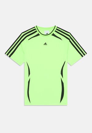 T-shirt atlético verde néon com detalhes pretos, três riscas pretas nos ombros e um decote redondo com um logótipo na parte da frente.