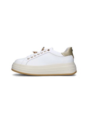 Sneakers platform bianchi con finitura in pelle liscia, rifiniture dorate sul tallone, lacci frontalmente e suola in gomma. Presentano occhielli rotondi.