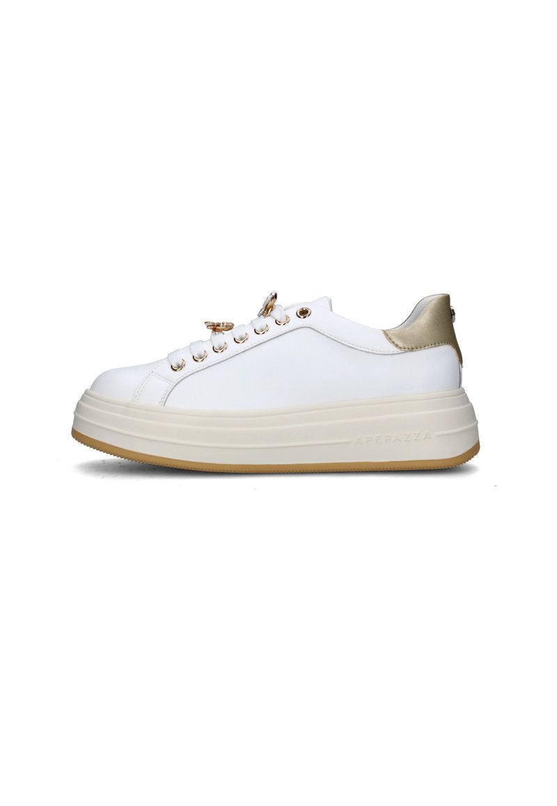 Sneakers platform bianchi con finitura in pelle liscia, rifiniture dorate sul tallone, lacci frontalmente e suola in gomma. Presentano occhielli rotondi.