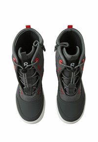 Czarne buty za kostkę z szarego materiału z czerwonymi akcentami. Posiadają teksturowaną cholewkę, kontrastujące sznurowadła oraz gumową podeszwę. Dwa uchwyty na kołnierzu.
