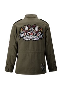 Oliwkowa kurtka z dużym haftowanym wzorem przedstawiającym dwa orły oraz napisem „ED HARDY” na plecach. Guzikowe mankiety.