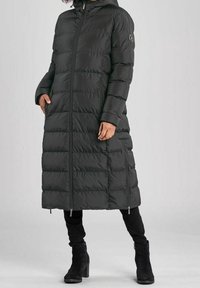 Černá péřová bunda s kapucí, obsahující prošívané části, přední zip a boční kapsy. Texturovaný materiál a délka ke kolenům.