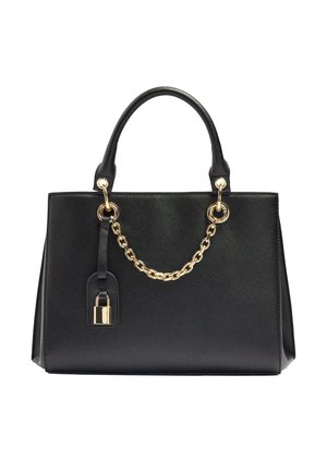 Czarna skórzana torebka o ustrukturyzowanym kształcie, z detalem w postaci złotego łańcuszka, dwoma uchwytami oraz małym złotym brelokiem w kształcie kłódki na pasku.