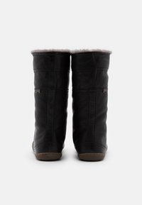 Schwarze Lederstiefel bis zum Knie mit weichem, hell gefärbtem Futter an der Oberseite, ausgestattet mit vertikalen Nähten und einer Gummisohle für besseren Halt.