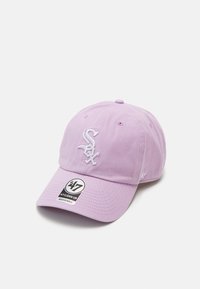 Casquette de baseball en coton violet avec logo "Sox" brodé en blanc, visière incurvée, strap réglable et étiquette "47 Clean Up" sur le bord.