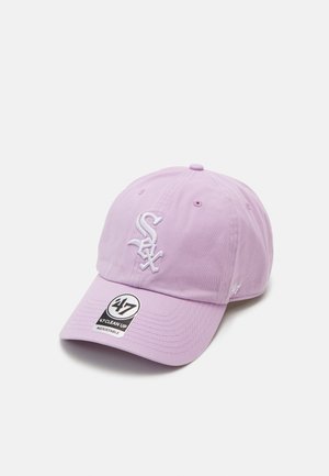 Casquette de baseball en coton violet avec logo "Sox" brodé en blanc, visière incurvée, strap réglable et étiquette "47 Clean Up" sur le bord.