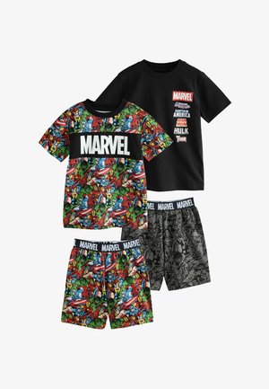 Dwa zestawy dziecięce z motywem Marvel z krótkimi rękawkami i szortami; jeden z kolorowym nadrukiem postaci, drugi czarny z nazwami postaci i logo.