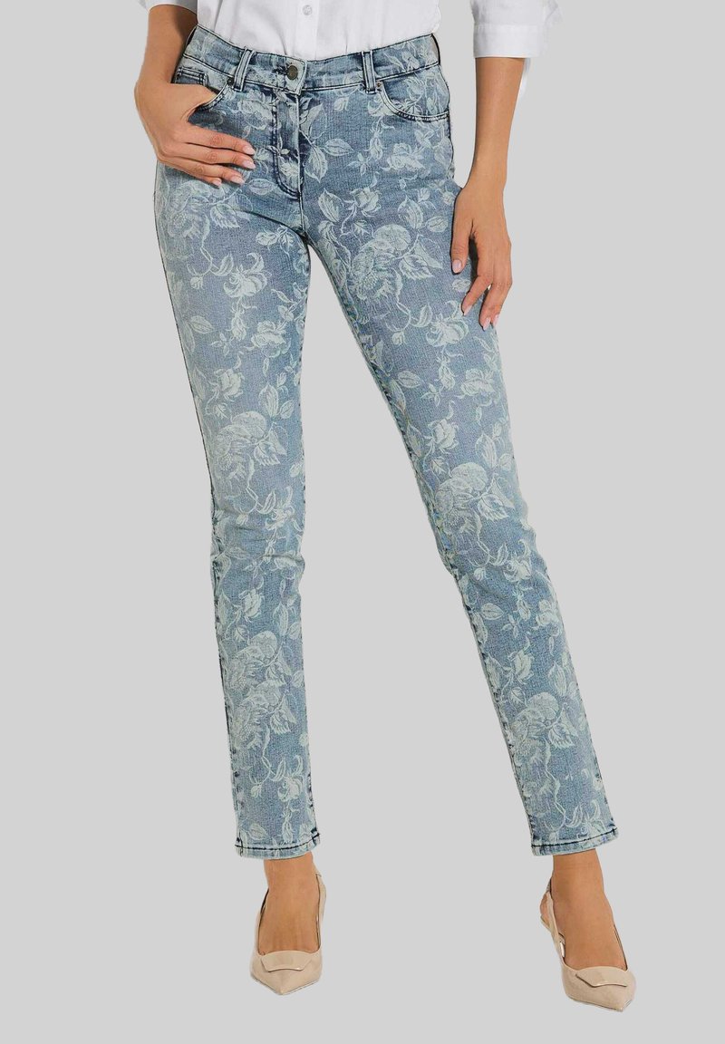 Lichtblauwe denim jeans met een bloemenpatroon, voorzien van een slim fit ontwerp en een standaard vijf-pocketconstructie. Draag met beige hakken.
