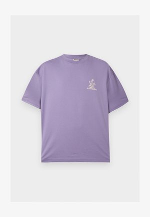 Λιλά κοντομάνικο μπλουζάκι με ένα μικρό λευκό γραφικό ενός χαμογελαστού χαρακτήρα που κάνει σερφ και το κείμενο «SUNNY SURFERS» στο αριστερό στήθος.