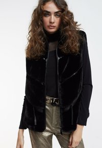 Vesta - black