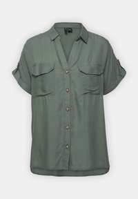 Camicia verde oliva con bottoni, realizzata in tessuto morbido, con due tasche frontali, maniche corte e un orlo curvo.