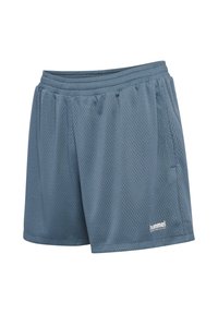 Shorts de sport bleus en mesh respirant avec taille élastique et poches latérales, avec un petit logo blanc "hummel performance" à l'avant.