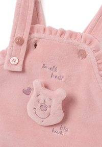 Roze badstof baby romper met knoopbanden, geborduurde glimlachende berenkop, hart en tekst "kleine beer, groot hart."